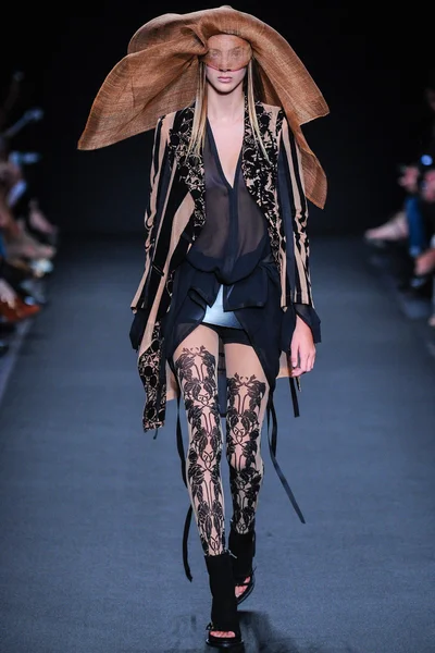 Look 28